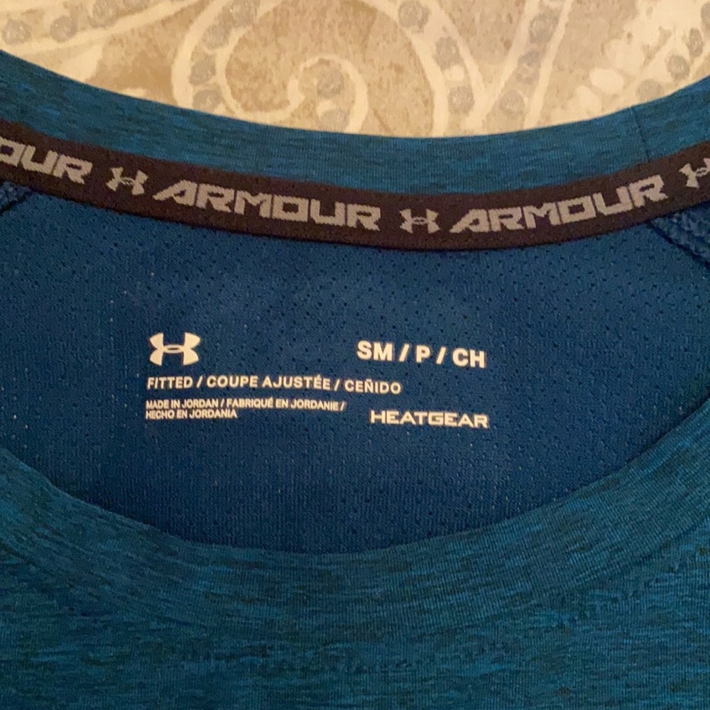 Like new! Under Amour athletic shirt, fitted - Picture 3 of 7